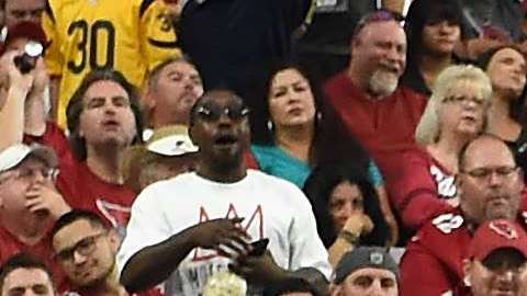 Alec Ogletree, linebacker y capitán defensivo de los Rams, celebra con una pirueta su touchdown tras devolver un pase que le interceptó a Arizona.