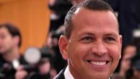 “Ellos están muy felices de que todos los niños se lleven bien y que hayan aceptado su nueva familia. Jennifer siente que Alex es su alma gemela y no puede creer lo feliz que es con él”, aseguró una fuente.