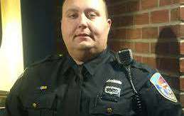 El oficial de policía del condado de Westchester evita que un conductor se atragante.