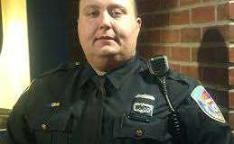 El oficial de policía del condado de Westchester evita que un conductor se atragante.