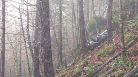 Imagen del Porsche encontrado en el bosque 30 años después de su desaparición.
