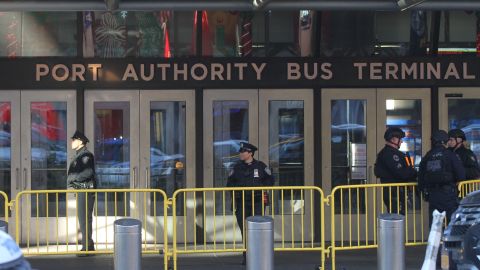 Entrada al terminal de buses Port Authority de NYC en 8va Av.