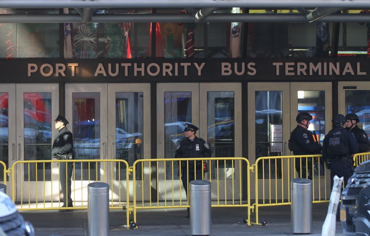 Younger Hispanic girl kills one other girl in road struggle in entrance of Port Authority terminal in New York: cost – El Diario NY