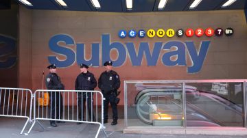 Policia en Nueva York investiga la explosion de esta mañana en el metro de las lineas A-C-E en Port Authority.