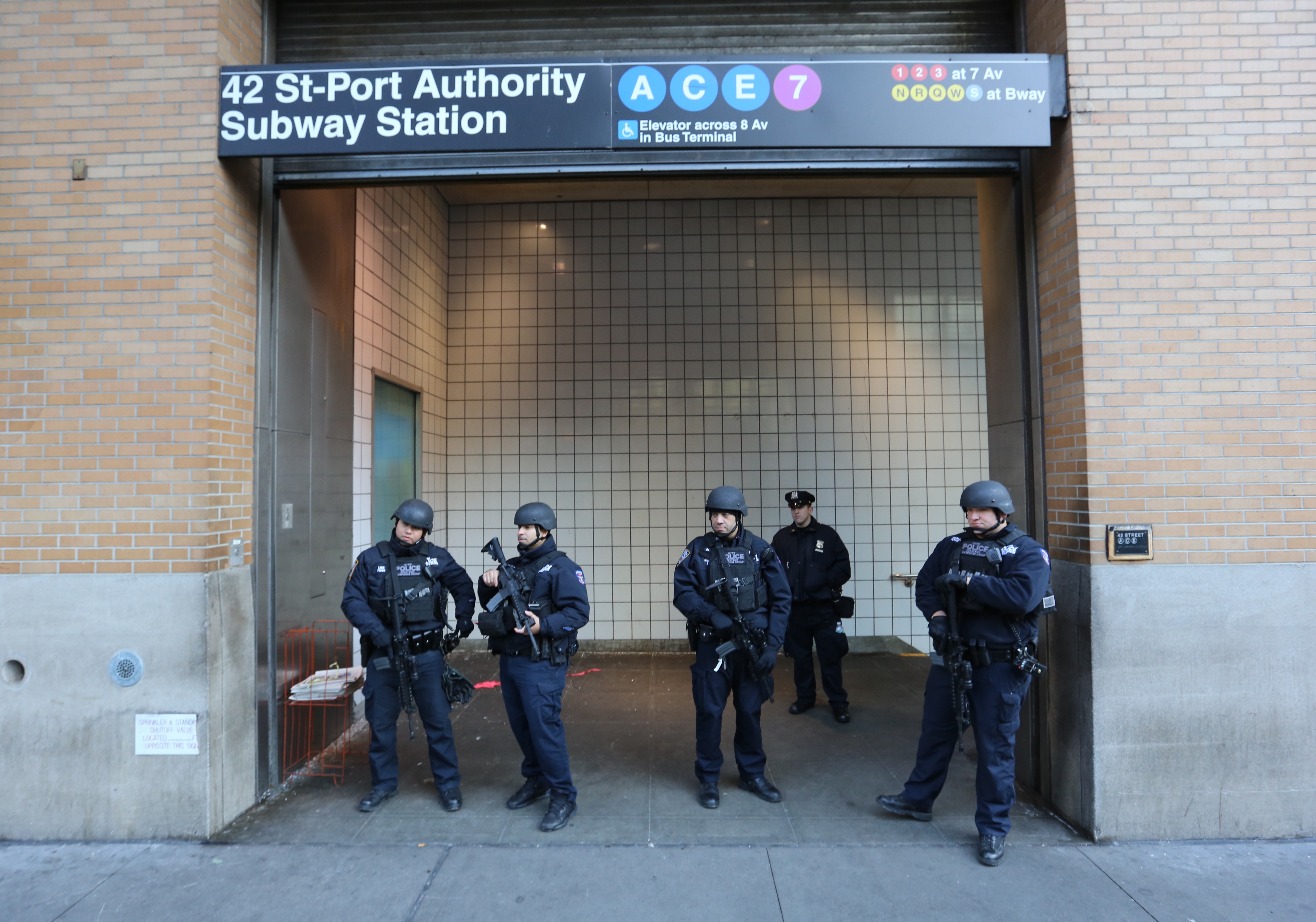 Hispano detenido con rifle, balas, puñal y drogas durmiendo en estación Port Authority de Nueva York