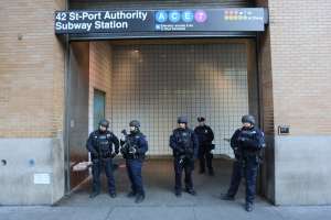 Hispano detenido con rifle, balas, puñal y drogas durmiendo en estación Port Authority de Nueva York