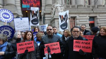 Activistas y politicos se reunen frente a la audiencia de control fiscal de Puerto Rico en Downtown Manhattan.