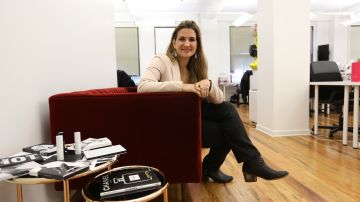 Co fundadora Rachel Ten Brink es su oficina de Midtown Manhattan.