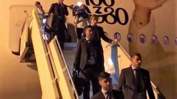 Integrantes el Real Madrid bajan del avión tras aterrizar en Abu Dhabi.
