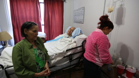 Rosa Alvarez con su marido, Odalis Alvarez en su cama de hospital, viven en el edificio sin calefaccion en el dia mas frio del año.