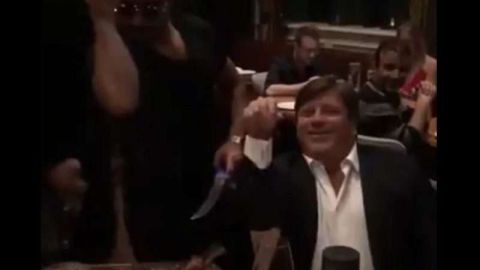 El técnico mexicano Miguel Herrera en el steak house de Salt Bae en Miami.