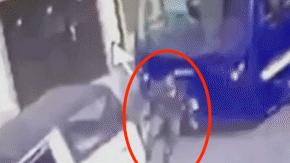 Hombre frena el bus con su cuerpo