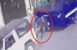 Hombre frena el bus con su cuerpo