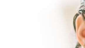 Ayuda a eliminar la estática y agregar cuerpo, brillo y textura a la vez que protege el sol.