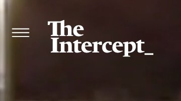 El oficial de caminos pregunta si la pareja de una automovilista tiene visa.