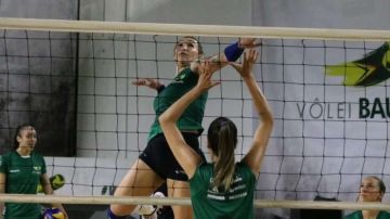 Tiffany Abreu debutó este domingo en la Superliga femenina de voleibol de Brasil.