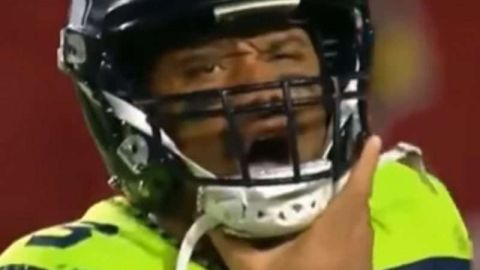 Así se dolió Russell Wilson tras un golpazo del apoyador de Arizona Karlos Dansby.