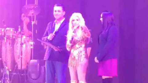 Yuri explotó en pleno concierto.