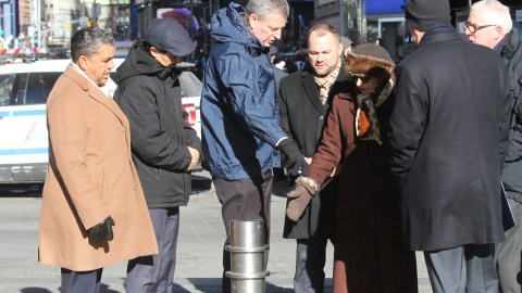 Alcalde Bill de Blasio anuncia el plan para extender las barreras de seguridad en Times Square.