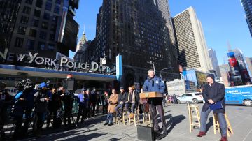 Alcalde Bill de Blasio anuncia el plan para extender las barreras de seguridad en Times Square.