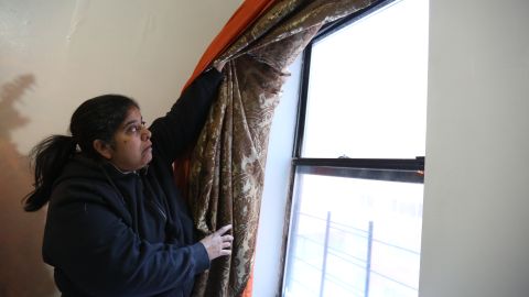 Inquilina Elisa Garcia, 49, residente desde que nacio en el  edificio de la calle 163 Este, Bronx se queja por la falta de calefaccion y agua caliente.