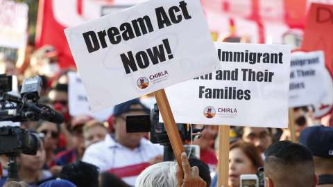 Manifestantes durante una protesta reciente a favor de DACA en Los Ángeles. (Aurelia Ventura/La Opinion)