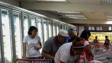 Los venezolanos buscan aprovechar las rebajas en los productos de los supermercados. /EFE