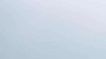 Un grupo de investigadores camina en la Antártida.