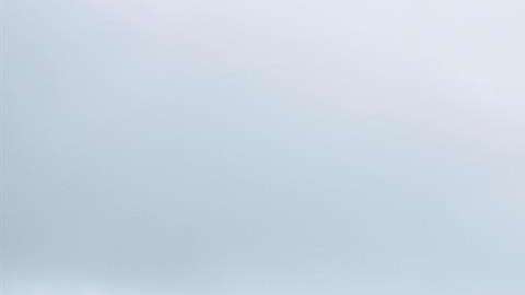 Un grupo de investigadores camina en la Antártida.