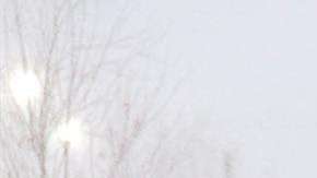 Una mujer camina por la calle durante una tormenta de nieve en Rusia/ EFE