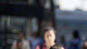 Los jóvenes que pasan más tiempo enganchados al móvil son más infelices.