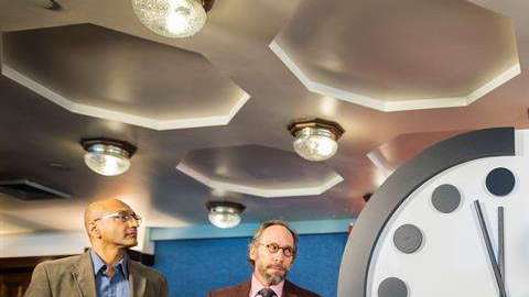 El reloj marca ahora las la manecilla a las 23:58 horas,menos de dos minutos del "gran fin".