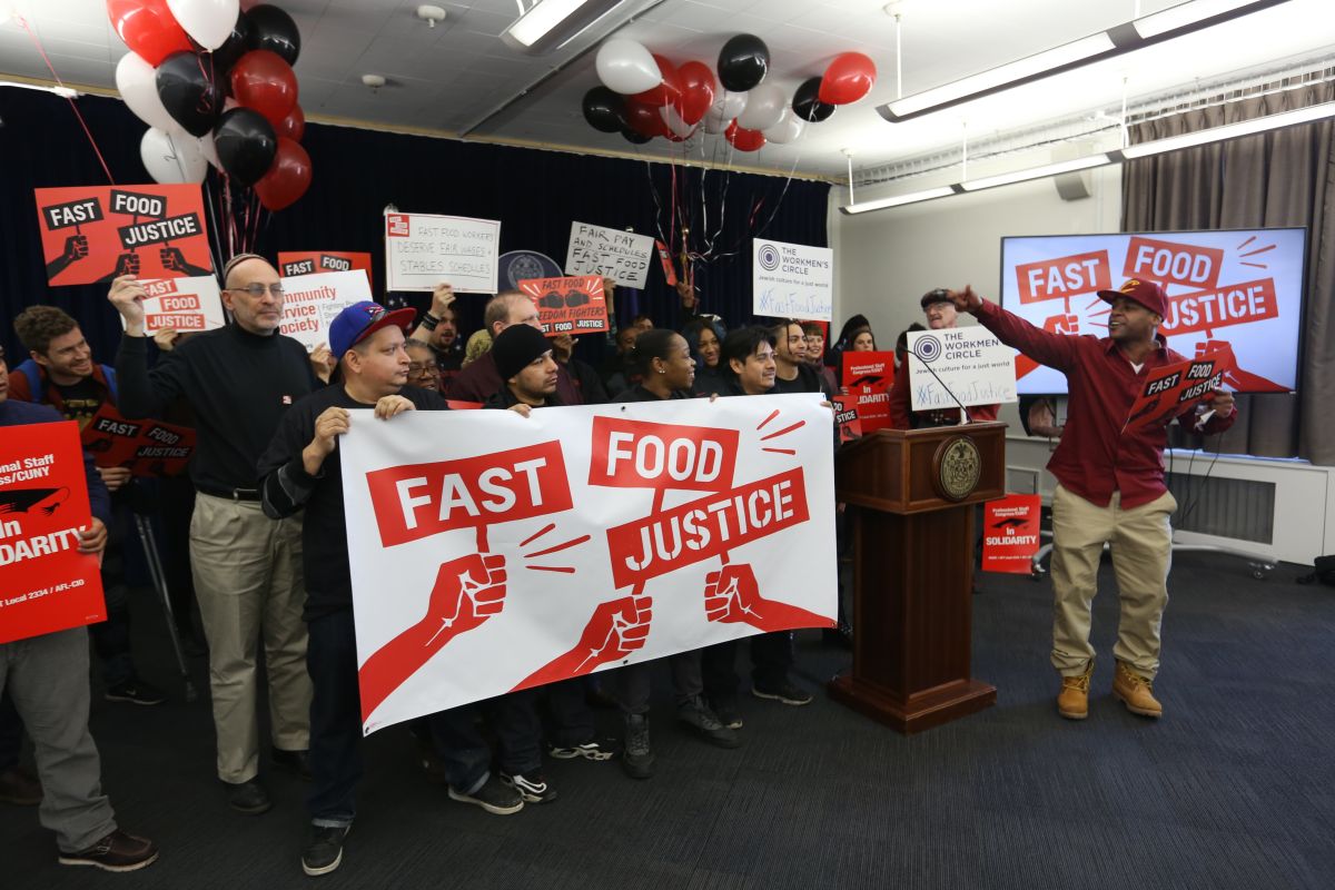 Entra en vigor la ley que protege a empleados de la industria de comida rápida en NYC