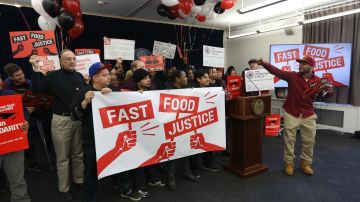 Trabajdores de comida rapida celebran aumento de salario con la defensora del pueblo TishJames y Contralor Scott Stringer.