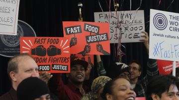 Trabajdores de comida rapida celebran aumento de salario con la defensora del pueblo TishJames y Contralor Scott Stringer.