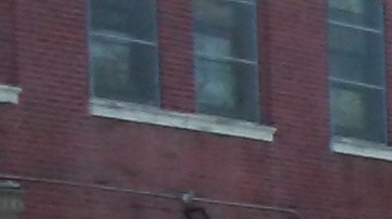 Pasajeros esperan por buses a la salida de la estación de Broadway Junction.