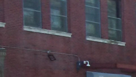 Pasajeros esperan por buses a la salida de la estación de Broadway Junction.