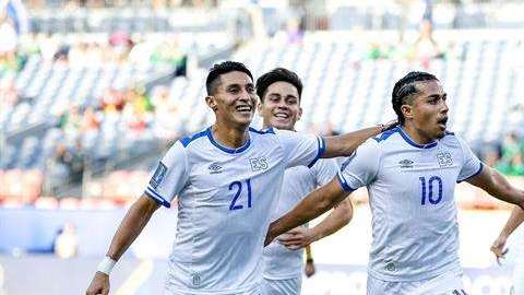 Bryan Tamacas y Rodolfo Zelaya de El Salvador celebran un gol en Copa Oro. EFE
