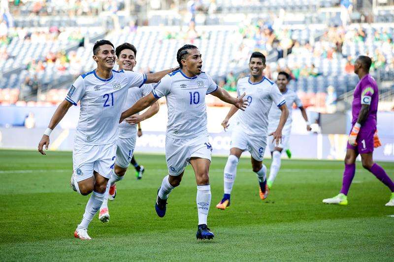 Bryan Tamacas y Rodolfo Zelaya de El Salvador celebran un gol en Copa Oro. EFE