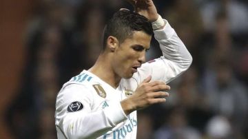 El delantero portugués del Real Madrid Cristiano Ronaldo festeja su gol frente al Tottenham en el estadio Santiago Bernabéu de Madrid. (Foto: EFE/Ballesteros)