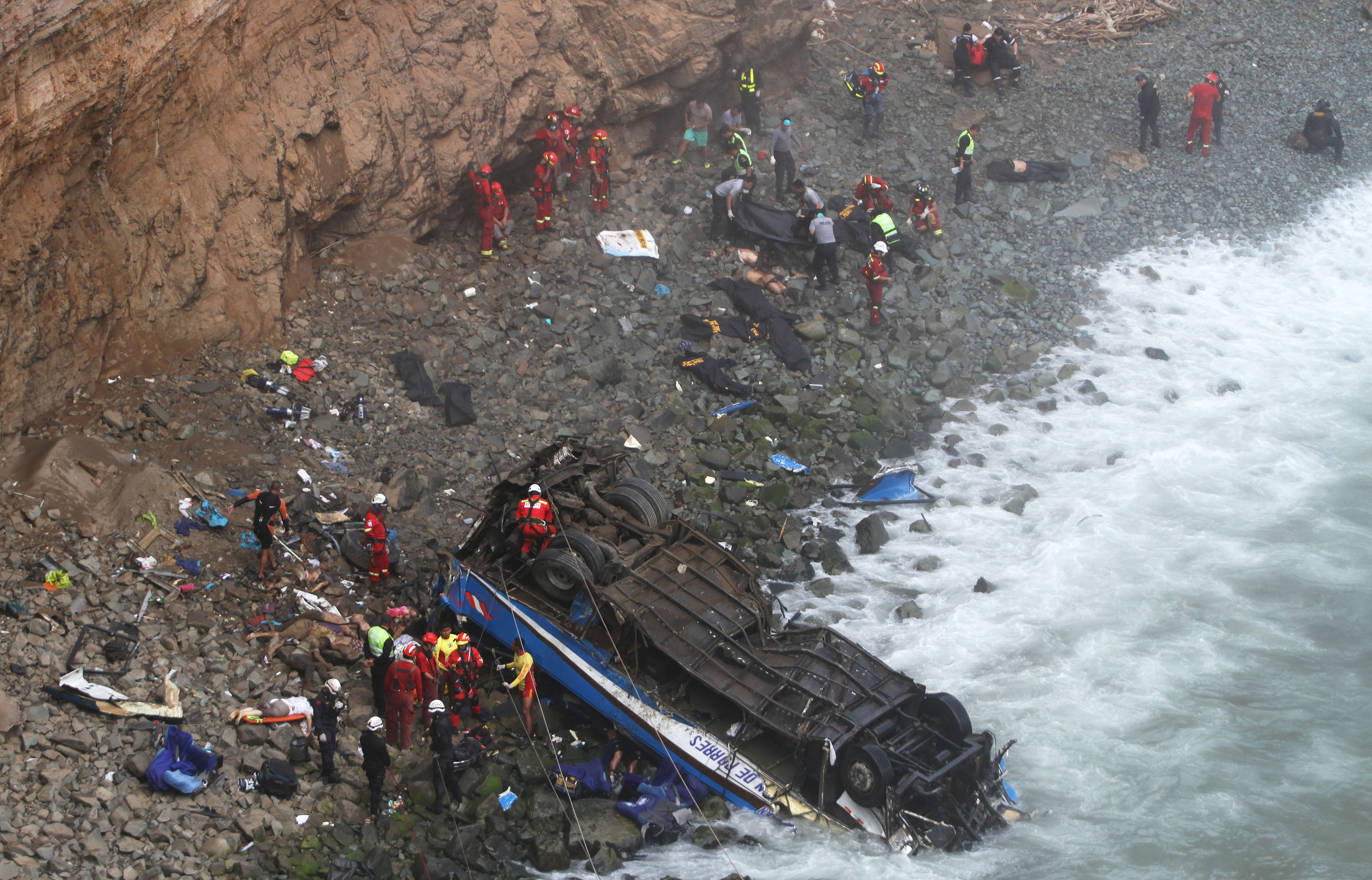 La marea del mar complicó las labores de rescate.