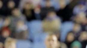 El delantero del FC Barcelona José Manuel Arnáiz remata frente a Fontás, defensa del Celta de Vigo, en partido de la Copa del Rey. (Foto: EFE/Lavandeira jr.)