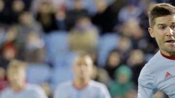 El delantero del FC Barcelona José Manuel Arnáiz remata frente a Fontás, defensa del Celta de Vigo, en partido de la Copa del Rey. (Foto: EFE/Lavandeira jr.)