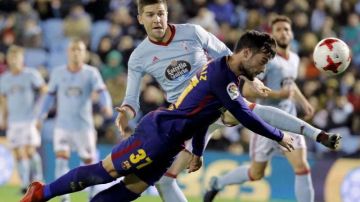 El delantero del FC Barcelona José Manuel Arnáiz remata frente a Fontás, defensa del Celta de Vigo, en partido de la Copa del Rey. (Foto: EFE/Lavandeira jr.)