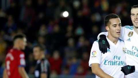 El galés del Real Madrid Gareth Bale celebra con su compañero Lucas Vázquez el primer gol ante el Numancia. Foto: EFE/ Javier Belver