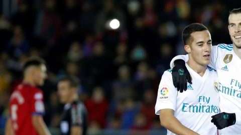 El galés del Real Madrid Gareth Bale celebra con su compañero Lucas Vázquez el primer gol ante el Numancia. Foto: EFE/ Javier Belver