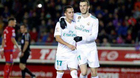 El galés del Real Madrid Gareth Bale celebra con su compañero Lucas Vázquez el primer gol ante el Numancia. Foto: EFE/ Javier Belver