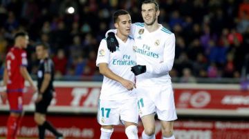 El galés del Real Madrid Gareth Bale celebra con su compañero Lucas Vázquez el primer gol ante el Numancia. Foto: EFE/ Javier Belver
