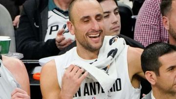 Manu Ginobili  de los San Antonio Spurs sonríe durante un partido de la NBA el pasado 5 de enero. (Foto: EFE/Darren William Abate)