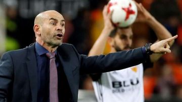 El entrenador español, Paco Jémez, luce frustrado en el juego en que la UD Las Palmas no superó al Valencia en cuartos de final de la Copa del Rey. (Foto: EFE/Kai Försterling)